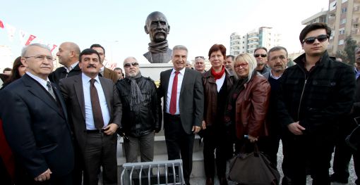  Karşıyaka Belediyesi tarafından Yalı Mahallesi 1814 Sokak’ta yaptırılan Tuncel Kurtiz Parkı, düzenlenen törenle açıldı.